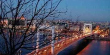Vista del Puente Isabel iluminado, Budapest, Hungría