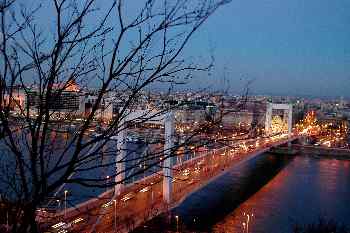 Vista del Puente Isabel iluminado, Budapest, Hungría