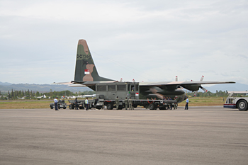 Descargando ayuda, aeropuerto Banda Ache, Sumatra, Indonesia