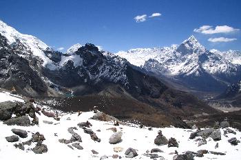 Sierra de alta montaña con nieve