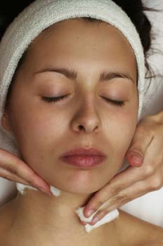 Limpieza facial: aplicación de tónico