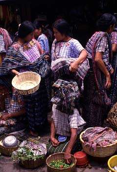 Grupo de mujeres en el mercado de Santiago Atitlán, Guatemala