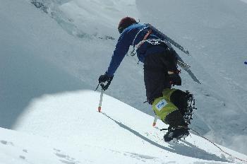 Escalador con equipo completo