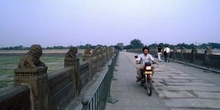 Cruzar un puente, China