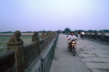 Cruzar un puente, China