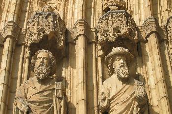 Estatuas en la fachada de la Catedral de Castelló d´Empuries, Ge