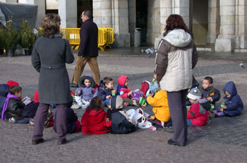 Niños en la Plaza Mayor, Madrid