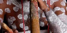 Aborigen tocando el didgeridú, Australia