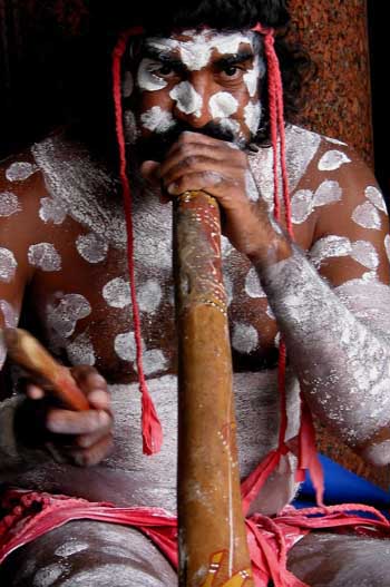 Aborigen tocando el didgeridú, Australia
