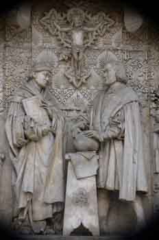 Frente del pedestal del monumento a Colón en Madrid, de Arturo M