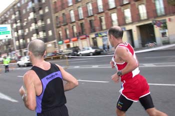 Deportistas participando en una carrera