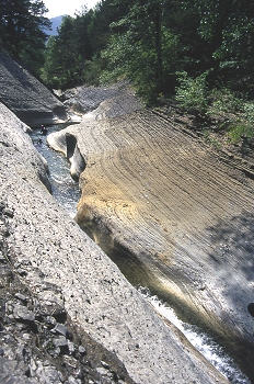 Estratos del terreno junto al cauce de un río
