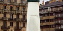Farola en el puente de la Zurriola, San Sebastian