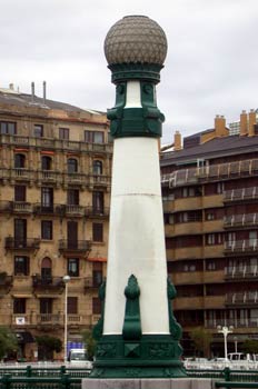 Farola en el puente de la Zurriola, San Sebastian