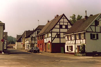Calle típica de Rheindorf, Leverkusen, Alemania