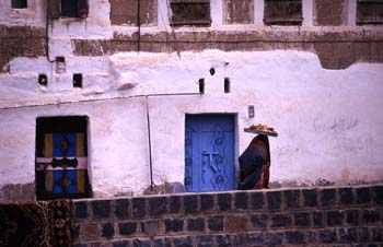 Mujer con bandeja sobre la cabeza, Yemen