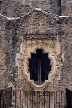 Iglesia o catedral antigua, balcón y ventana