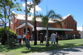 Gente en el exterior de una iglesia, Australia