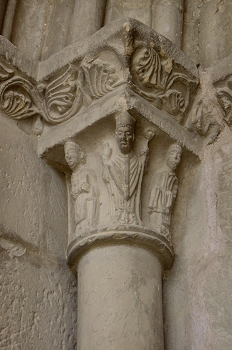 Capitel con imagen de San Ramón, obispo de Roda, Huesca