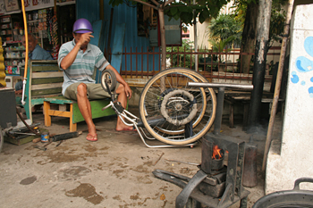 Arreglando un pinchazo, Jogyakarta, Indonesia