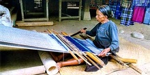 Mujer trabajando en telar artesanal, Sulawesi, Indonesia