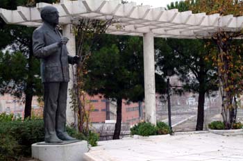Estatua a Tierno Galván, Madrid