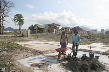 Construyendo nuevas casas, Banda Ache, Sumatra, Indonesia