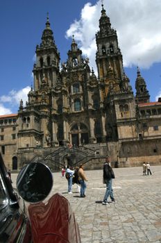 Cadillac delante de la Catedral de Santiago de Compostela, La Co