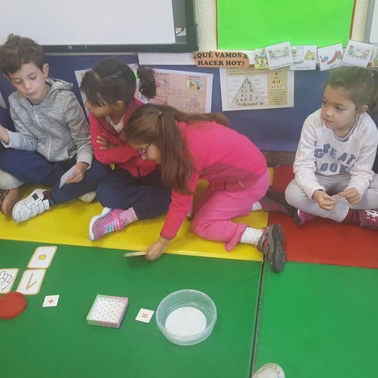 Las abejas de Infantil 5c aprenden a sumar jugando  7