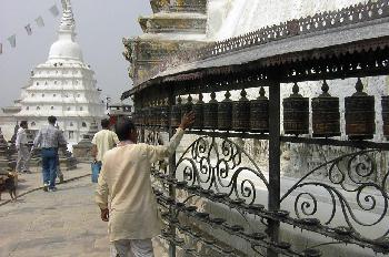Cilindros de oración en el Templo de los Monos, Katmandú, Nepal