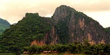Vistas de montañas laosianas y poblado a orillas del Mekong, Lao
