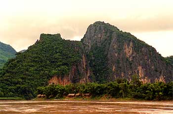 Vistas de montañas laosianas y poblado a orillas del Mekong, Lao