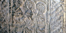 Detalle inferior de la jamba de la Iglesia de San Miguel de Lill