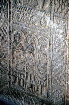 Detalle inferior de la jamba de la Iglesia de San Miguel de Lill