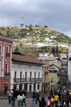 Colina de El Panecillo desde el centro antiguo en Quito, Ecuador