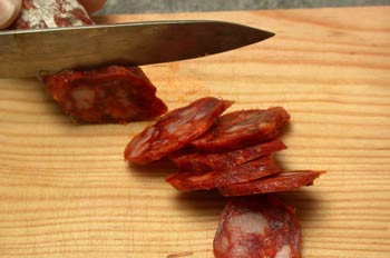 Cortando chorizo