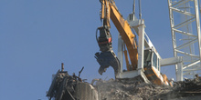 Grúa que ha demolido el edificio Windsor, en acción en la cima d