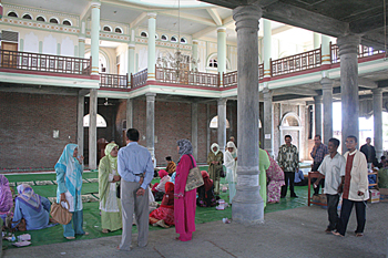 Reunión en mezquita de la zona cero, Banda Ache, Sumatra, Indone