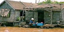 Casa flotante en el lago Tonlé Sap, zona Siem Reap, Camboya