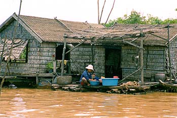 Casa flotante en el lago Tonlé Sap, zona Siem Reap, Camboya