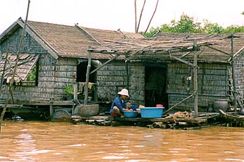 Casa flotante en el lago Tonlé Sap, zona Siem Reap, Camboya