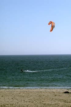 Deportista practicando kitesurf