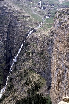 Salto de agua en valle de Ordesa
