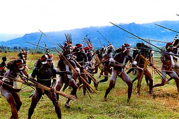 Tribu armada atacando, Irian Jaya, Indonesia