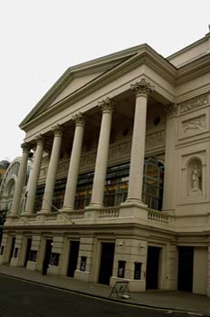 Entrada del Royal Opera House, Londres