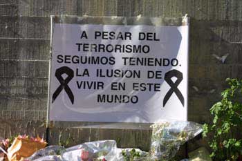 Mensaje con lazos referente a los Atentadoa del 11-M