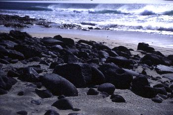 Rocas de distintos colores en la playa, Canarias