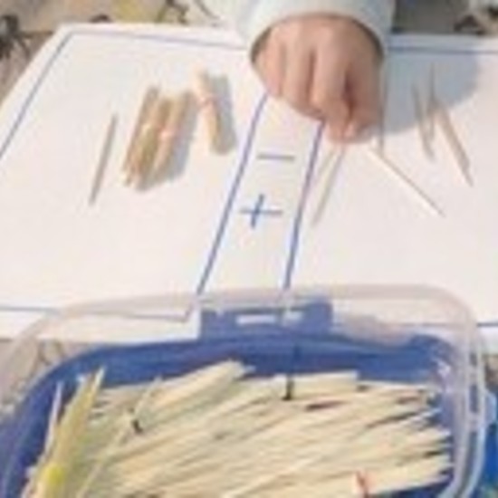 Cajitas de palillos y cuadro sumas y restas personales