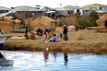 Vivienda de los Uros en el lago Titicaca, Perú