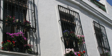 Balcones de rejas adornados con flores, Córdoba, Andalucía